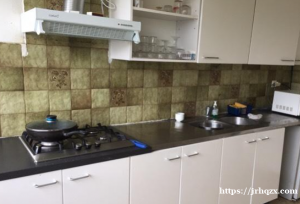 啦古耐无西湖特有上下床铺出租， La Courneuve