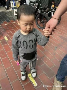 重要消息！       大环十九公里市场于洋捡到一个中国孩子，哪个父母把孩子丢失了抓紧联系好心人于洋