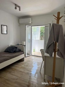 ⭐️价格：一个小床房带室内窗户280，另一个大床房带大窗户370，包水电煤网物业费，压一付一，可以人