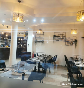 CINISELLO BALSAMO市中心广场上 一日本餐50来位置小餐馆