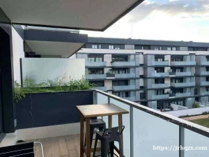 Alcala de henares—-女大床房出租，月租金375