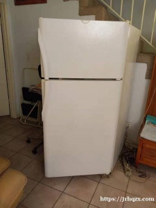 一 個 【FRIGIDAIRE】牌子的電冰箱轉讓，正常家庭用，功能好，价格 $ 150 蒙市附近，自