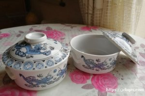 中国陶瓷全新精美带有盖子汤，茶碗，两种廉价出售；每（套）5 欧。大点蓝色一套6欧。