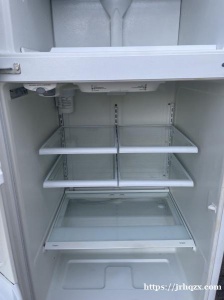 帮忙发一下冰箱转让，正常使用，家里换大号冰箱，$100出，今天已清洗干净（蒙市自取）