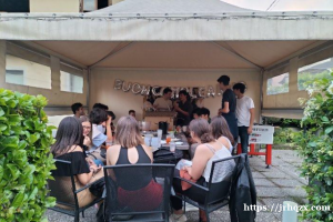 好酒吧出售，室内面积大，室外花园和门口可以摆放30个位置，带厨房licenza,设施齐全