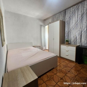 即可入住!5号线Urgel地铁站 __-大床房+阳台出租，只租女生，衣柜，大桌子，采光好地段很好 _