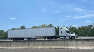 出售truck 卡车和干冻半挂车状况良好，车主直卖truck 卡车和干冻半挂车2万5仟～3万