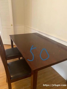 现有一张餐桌低价处理，一张餐桌和三张餐椅还有一张长椅一共50