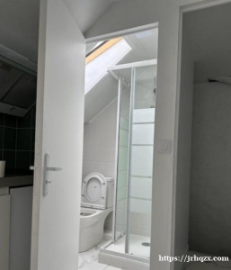 94 Studio 出租面积 13平  全新装修, 独立厨房和卫生间 带微波炉和冰箱