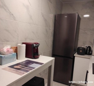 le Bourget 新房有一小单间出租，限单身，男生勿扰！交通方便，离B线仅仅步行2分钟就到