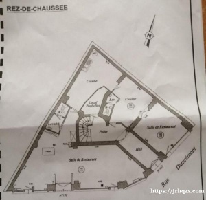 巴黎18区餐馆点单和外卖店一起出售，共用厨房在地坪，有cave,带住房3房一厅。总租金23