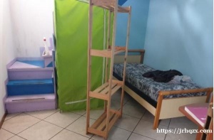 在mariseti 这里有房间出租打铺，位置在conad 超市后面可以做饭，房间有单人床和双人床。