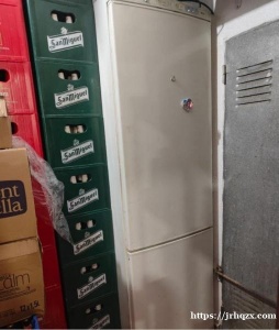两门冰箱 功能完好 50€ hospitalet de llobregat自取 有意者联系