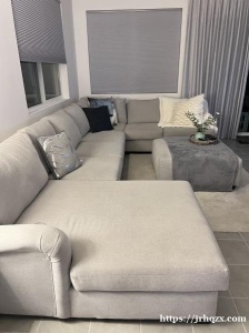九成新Living Space 的沙发，原价3800$， 低价处理1800$。 九成新电视机柜