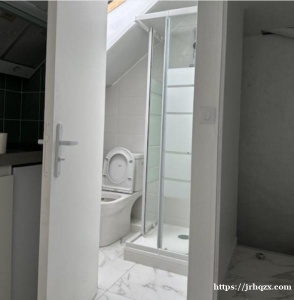 94 Studio 出租面积 13平 全新装修 独立厨房和卫生间带微波炉和冰箱房间有柜子