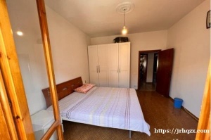 prato ，目前有一个大房间搭铺，离罗马公园很近，生活便利，有公交车站，香烟店。