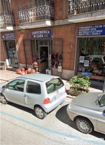 出售百货店，位于罗马外1小时左右Frosinone 老城区中心，位置好门口7路公交车站点