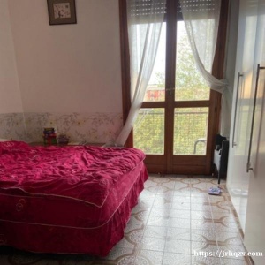 Affoli fn黄线地铁口3分钟 有一超大房间搭铺或分租 独立阳台 安静 楼下门口就有40.