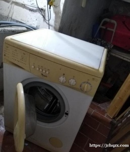 洗衣机放着不经常用，现卖 价格70欧 电话665029680 在四路地铁Guinardo 附近