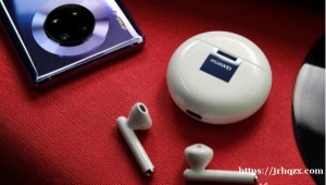 出自用华为Freebuds3耳机  在国内1499人民币购入  送两个保护套（一个硬壳一个软壳）