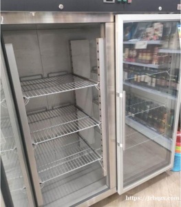 出售一台9.9成新完好冰箱，原价2800欧元，现价1000欧元。 冰箱完好，证件齐全，今年刚买的