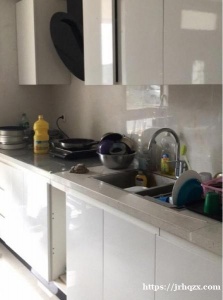 单间出猪，限一人住。包水电气。地址戴高乐机场附近。