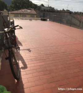 星期一卖散场附近小火车站旁搭铺，独立超大房间，有一个超大阳台，晒衣服被子方便，冬天有暖气