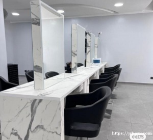 米兰边40分钟novara 全新装修理发美甲店、商业 住宅区 90平方➕地下室80平方，三个落地窗门