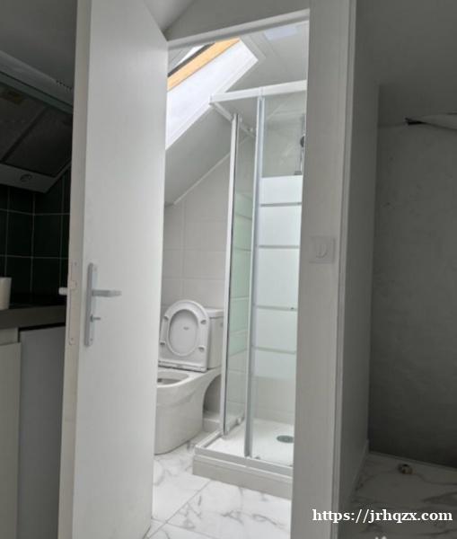 94 Studio 出租面积 13平 全新装修 独立厨房和卫生间 带微波炉和冰箱 94 Studio 出租面积 13平 全新装修 独立厨房和卫生间 带微波炉和冰箱