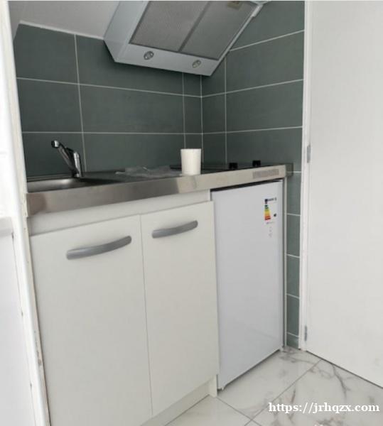 94 Studio 出租面积 13平 全新装修 独立厨房和卫生间 带微波炉和冰箱 94 Studio 出租面积 13平 全新装修 独立厨房和卫生间 带微波炉和冰箱