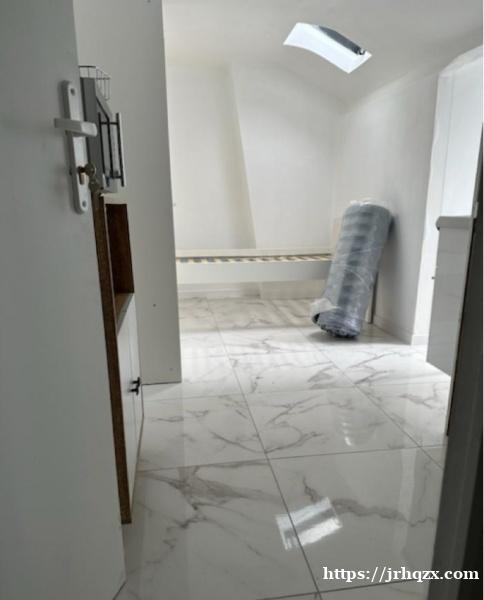 94 Studio 出租面积 13平 全新装修 独立厨房和卫生间 带微波炉和冰箱 94 Studio 出租面积 13平 全新装修 独立厨房和卫生间 带微波炉和冰箱