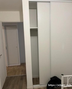 两房一厅其中一个小房间出租，有家具，有浴室， 有厕所，有厨房，包水电，网络，在93区romainvi