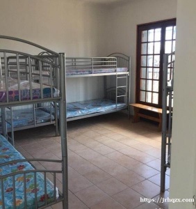 Lacourneuve 教堂对过有打铺 有意者电话联系