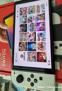 出售二手switch oled 白色512G大气层破解版。贴好玻璃膜 配件齐全 360欧 已经装