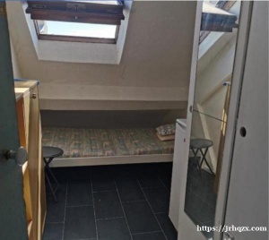 republique 锅色天香附近有阁楼出租，六楼无电梯，卫生间在走廊，房间有淋浴，冰箱，电磁炉