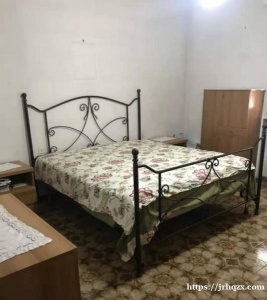 via carlo marx(罗马小公园)旁边有一大房间搭铺，本人就一家人住，安静，交通方便