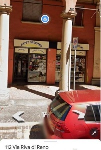 Bologna百货店 ，转让本店位于Bologna 市中心，店100平方，2个门面，仓库50平方