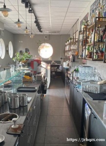 意大利人烟吧，冰淇淋店，因店主健康原因，紧急转让。价格非常优惠，有缘人买到就赚到。