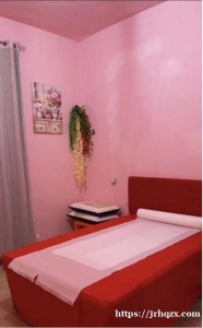 普拉托，店转让，一栋楼楼上楼下门进出没有别人打扰了。本人要去别的国家，想要的过来当面谈