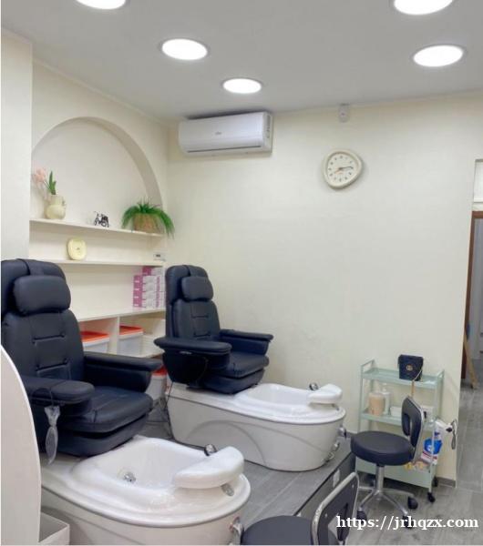 米兰边美甲店 ，招大工 ，待遇优 .近 ，干净卫生 ，就在店的楼上 .三包 、店在市中心