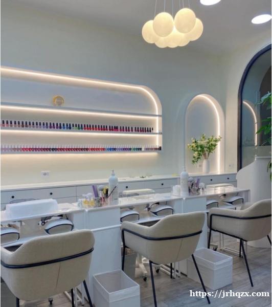 米兰边美甲店 ，招大工 ，待遇优 .近 ，干净卫生 ，就在店的楼上 .三包 、店在市中心