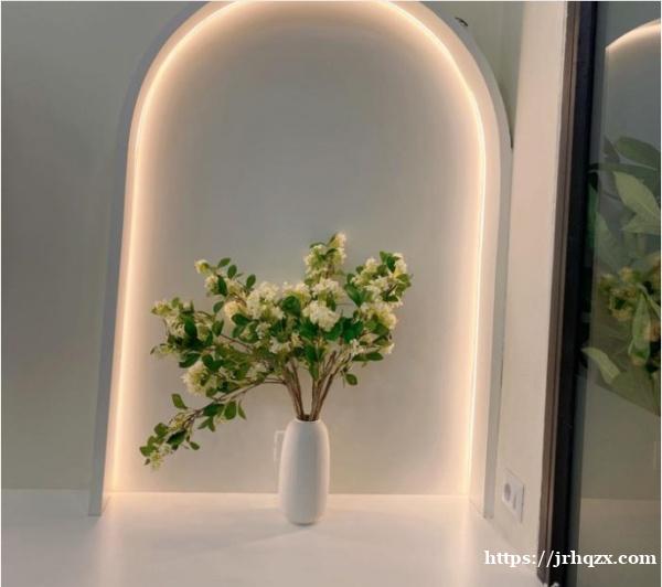 米兰边美甲店 ，招大工 ，待遇优 .近 ，干净卫生 ，就在店的楼上 .三包 、店在市中心