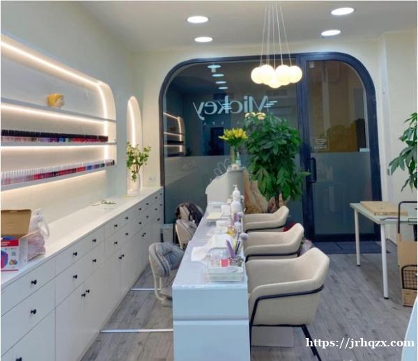 米兰边美甲店 ，招大工 ，待遇优 .近 ，干净卫生 ，就在店的楼上 .三包 、店在市中心