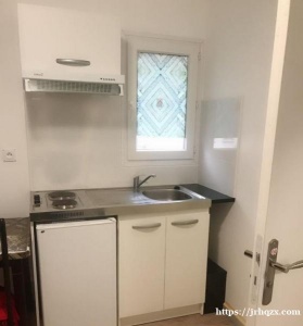 92区bagneux有房间独立chambre studio出租，是直接房东，房子装修全新的交通方便