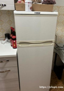 Prato二手​冰箱50​买了新冰箱，旧的二手便宜卖掉50欧，需要上门自取