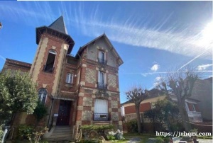 高级别墅区 学生合租房出租。环境优美 城市安全。交通方便 一层三人共用卫厨。澡浴独立 可以申请高房补