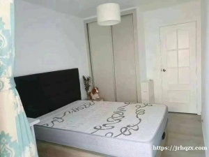 5号线Carabanchel地铁站 __-大床房+独立阳台+卫生间,月租400欧(卫生间在门外面)