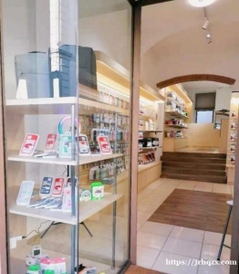 Pistoia 市中心手机店转让，店面宽敞明亮，，专修时尚，人流量大80 平。