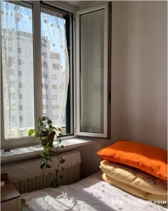 米兰Maciachini黄线地铁口，有临时，长期的上下搭铺，有夫妻间，单人间，一日三歺，卫生条件好。