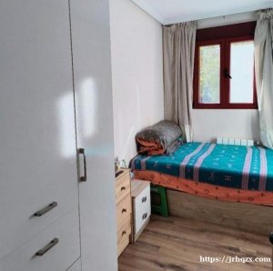 马德里五号线Urgel两分钟阳光单间房出租，房内四室一厅两卫一厨，有空调暖气，一楼步梯，区分安全安静